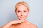 Cuidar la piel a los 60: alimentos y cosméticos antiaging Mujer de 60 años cuidándose la piel