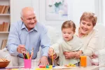 Derechos de los abuelos sobre los nietos Abuelos pintando con su nieta