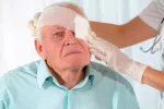 Cataratas, vejez desenfocada Anciano con ojo vendado