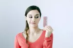 Anticonceptivos hormonales y fertilidad Mujer preocupada por los anticonceptivos hormonales y su fertilidad