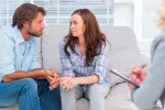 Terapia de pareja Pareja en la consulta de una terapeuta