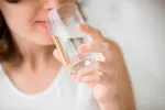 Diabetes insípida Mujer bebiendo agua por la dabetes insípida