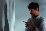 Cómo frenar el diálogo interno negativo para mejorar tu vida Hombre hablando a su sombra