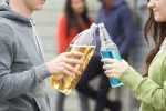 Drunkorexia: dejar de comer para beber alcohol Chicos jóvenes bebiendo alcohol