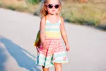 Desarrollo de la autonomía para educar niños independientes Niña paseando