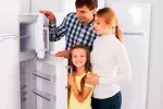 Cómo elegir el mejor congelador Familia eligiendo un congelador