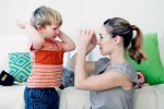 Enseña a tu hijo a no pegar Hijo pegando a su madre