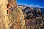 Material de escalada para principiantes Persona realizando escalada