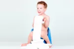 ¿Qué es el estreñimiento infantil? Niño pequeño con estreñimiento infantil