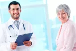 Doctor atendiendo a su paciente