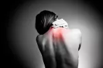 Fibromialgia, especialmente sensibles al dolor Mujer con dolores en la espalda debido a la fibromialgia