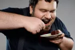Food craving Hombre con food craving devora un postre