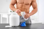 Gainers, ganadores de peso Hombre con músculos tomando suplementos para el deporte llamados gainers