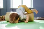 Cómo tratar un golpe en la frente de un niño Niño tropezando y golpeandose la cabeza