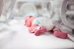Incubadora, ¿qué puede hacer por tu hijo? Bebé dentro de la incubadora