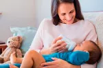 Lactancia artificial mediante biberón Madre dando el biberón a su bebé