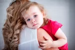 Niña con mamitis Niña llorando con mamitis