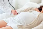 Maniobra de Hamilton Embarazada siendo valorada por el médico para una maniobra de Hamilton