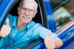 Cómo afecta la edad a la capacidad de conducción Un hombre mayor al volante de su coche