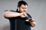 Las consecuencias de la megarexia Persona obesa comiendo dulce