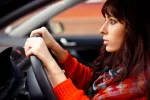 Amaxofobia: cómo superar el miedo a conducir Mujer con problemas de miedo a conducir