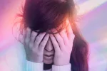 Mujer con migraña Qué es la migraña