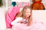 Norovirus Chica con problemas y dolor de estómago por norovirus