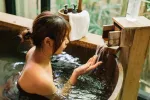 Ofuro, el baño tradicional japonés Japonesa disfrutando del ofuro
