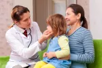 Patologías de voz en los niños Una madre con su hija en la consulta del médico