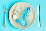 Plato con botellas de plásticos como residuos contaminantes Plásticos evítalos en tu día a día