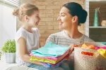 Cómo enseñar a tus hijos a ser ordenados Niña recogiendo su cuarto