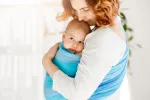 Claves para un porteo seguro Mujer con su bebé con un sistema de porteo seguro