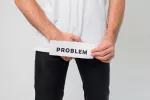Qué es el priapismo Un hombre se toca el pene por encima de la ropa