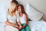 Cómo hablar con tu hija de su primera menstruación Madre hablando con su hija de su primera menstruación