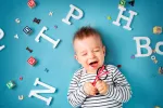 Primeras palabras del bebés Niño intentando hablar