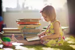 Niña aprendiendo a leer Primeras lecturas infantiles