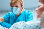 El obstetra y los profesionales que atenderán tu parto Obstetra vigilando a una mujer de parto