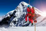 Rescate en montaña, cómo actuar si se produce un accidente Un hombre llama por radio durante un rescate en la montaña