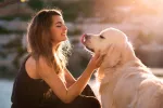 Perros y responsabilidades legales Mujer con su perro