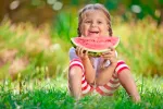 Sandía Niña comiendo una sandía