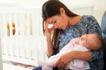 Madre y bebé en el posparto Fatiga, un síntoma del posparto