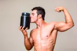 Suplementos pre-workout Hombre besando un bote de suplementos pre-workout