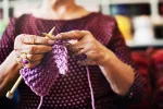 Tejer, una actividad relajante y saludable ideal para mayores Mujer mayor tejiendo
