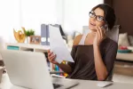 Teletrabajo: la oficina en casa Mujer trabajando en casa gracias al teletrabajo