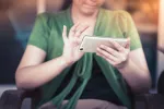 Terapia psicológica online y cuándo recurrir a ella Mujer utilizando la terapia psicológica online