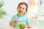 Trucos para que coman verduras Niña comiendo verdura