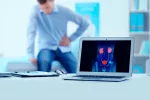 Motivos para ir al urólogo Hombre en la consulta del urólogo