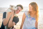 Los mejores lugares para veranear con tu perro Pareja de veraneo con su mascota
