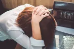 Alargar las jornadas laborales eleva el riesgo de depresión en mujeres Mujer con síntomas de depresión