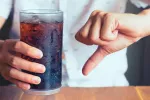 Las bebidas azucaradas agravan los síntomas de la esclerosis múltiple Bebida con soda y azucarada poco saludable para la esclerosis